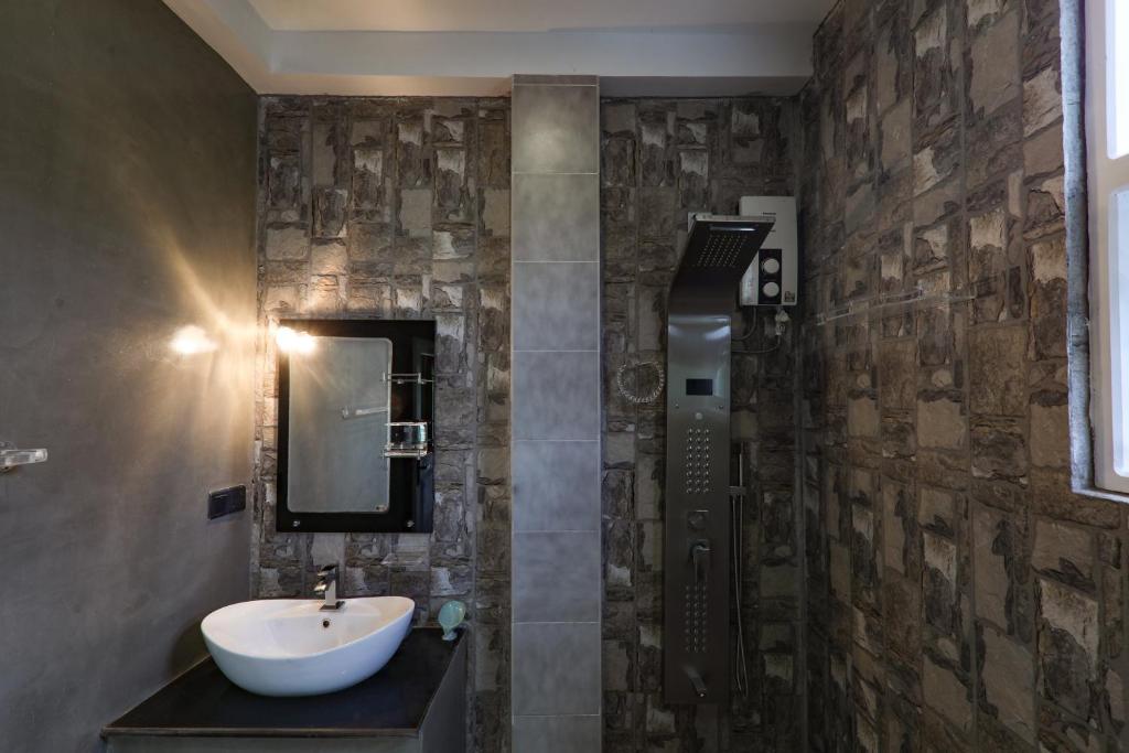 Modern clean washroom